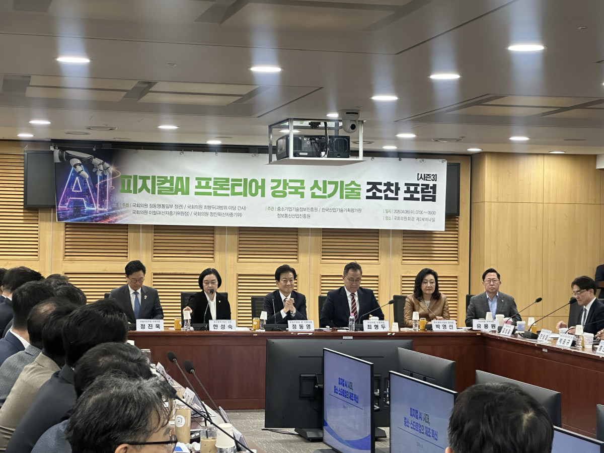 ▲8일 서울 여의도 국회의원회관 제2세미나실에서 정동영·이철규·최형두·정진욱 의원이 공동 주최한 ‘피지컬AI 프론티어 강국 신기술 조찬포럼’이 개최됐다. 왼쪽부터 정진욱 더불어민주당 의원, 한성숙 중소벤처기업부 장관, 정동영 통일부장관(겸 민주당 의원), 최형두 국민의힘 의원, 박영선 전 중소벤처기업부 장관, 유용원 국민의힘 의원. (이수진 기자 abc123@)