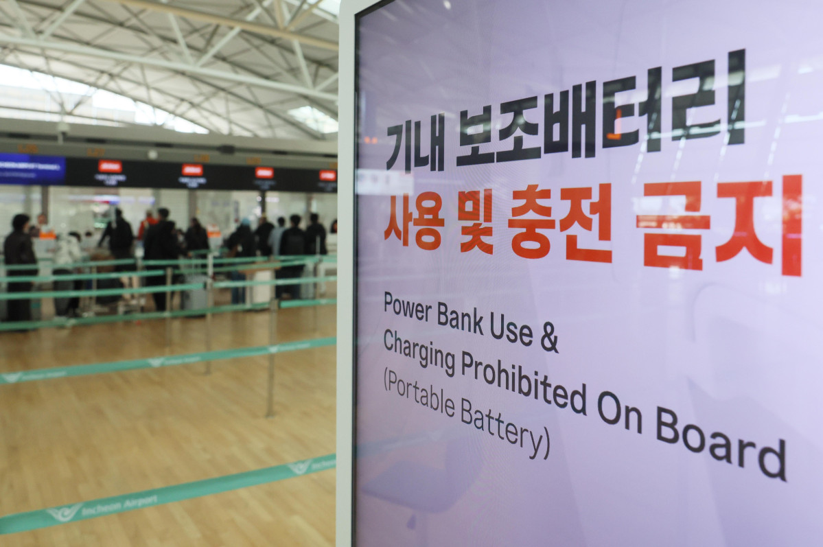 ▲앞으로 항공기에 들고 탈 수 있는 보조배터리 개수가 최대 2개(용량 160Wh 이하)로 제한된다. 기내에서는 보조배터리로 전자기기를 충전(사용)하거나, 보조배터리를 충전하는 일이 전면 금지된다. 국토교통부는 이 같은 내용으로 국토부가 제안한 보조배터리 안전 국제기준이 국제민간항공기구(ICAO)에서 지난달 27일 이사회 최종 승인을 거쳐 확정됐다고 8일 밝혔다. 신설 국제 기준은 20일부터 적용된다. 국내 항공사들은 앞서 지난해 10월 이스타항공을 시작으로 기내 보조배터리 사용을 자체 금지해 왔다. 이날 인천 중구 인천국제공항 제1여객터미널에 보조배터리 기내반입 안내문이 게시되고 있다. 신태현 기자 holjjak@