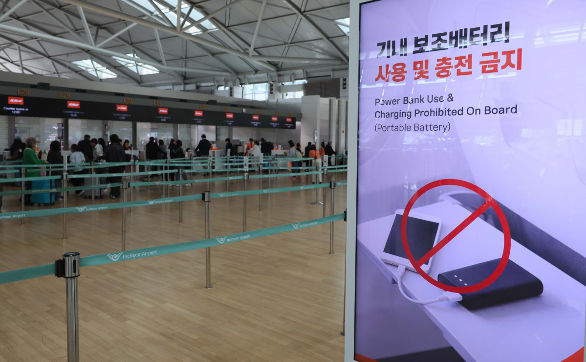 ▲앞으로 항공기에 들고 탈 수 있는 보조배터리 개수가 최대 2개(용량 160Wh 이하)로 제한된다. 기내에서는 보조배터리로 전자기기를 충전(사용)하거나, 보조배터리를 충전하는 일이 전면 금지된다. 국토교통부는 이 같은 내용으로 국토부가 제안한 보조배터리 안전 국제기준이 국제민간항공기구(ICAO)에서 지난달 27일 이사회 최종 승인을 거쳐 확정됐다고 8일 밝혔다. 신설 국제 기준은 20일부터 적용된다. 국내 항공사들은 앞서 지난해 10월 이스타항공을 시작으로 기내 보조배터리 사용을 자체 금지해 왔다. 이날 인천 중구 인천국제공항 제1여객터미널에 보조배터리 기내반입 안내문이 게시되고 있다. 신태현 기자 holjjak@