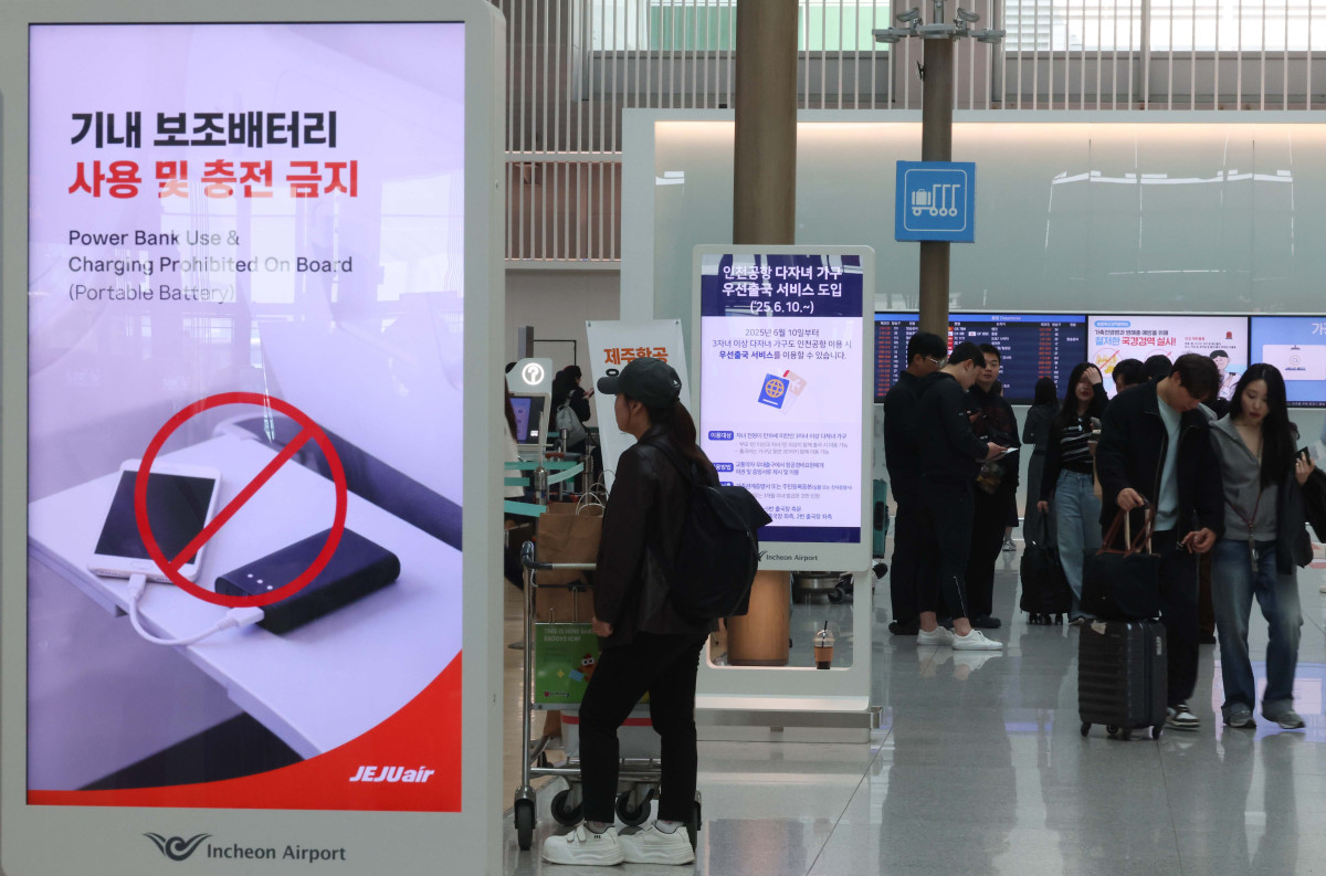 ▲앞으로 항공기에 들고 탈 수 있는 보조배터리 개수가 최대 2개(용량 160Wh 이하)로 제한된다. 기내에서는 보조배터리로 전자기기를 충전(사용)하거나, 보조배터리를 충전하는 일이 전면 금지된다. 국토교통부는 이 같은 내용으로 국토부가 제안한 보조배터리 안전 국제기준이 국제민간항공기구(ICAO)에서 지난달 27일 이사회 최종 승인을 거쳐 확정됐다고 8일 밝혔다. 신설 국제 기준은 20일부터 적용된다. 국내 항공사들은 앞서 지난해 10월 이스타항공을 시작으로 기내 보조배터리 사용을 자체 금지해 왔다. 이날 인천 중구 인천국제공항 제1여객터미널에 보조배터리 기내반입 안내문이 게시되고 있다. 신태현 기자 holjjak@