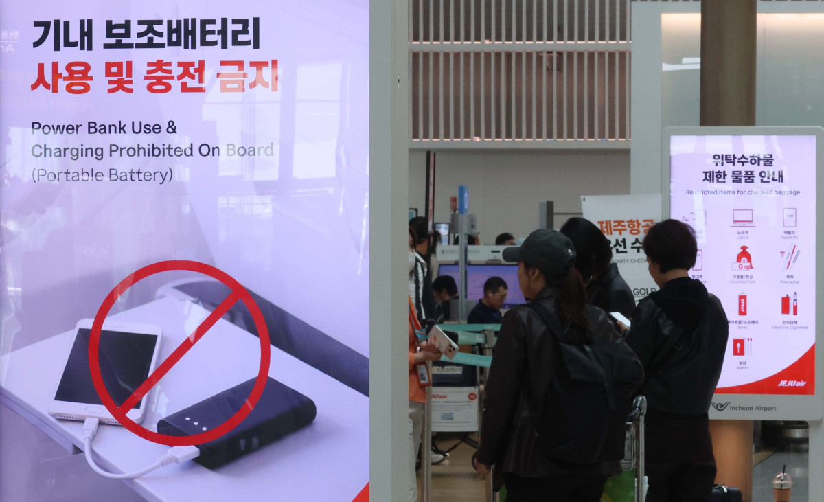 ▲앞으로 항공기에 들고 탈 수 있는 보조배터리 개수가 최대 2개(용량 160Wh 이하)로 제한된다. 기내에서는 보조배터리로 전자기기를 충전(사용)하거나, 보조배터리를 충전하는 일이 전면 금지된다. 국토교통부는 이 같은 내용으로 국토부가 제안한 보조배터리 안전 국제기준이 국제민간항공기구(ICAO)에서 지난달 27일 이사회 최종 승인을 거쳐 확정됐다고 8일 밝혔다. 신설 국제 기준은 20일부터 적용된다. 국내 항공사들은 앞서 지난해 10월 이스타항공을 시작으로 기내 보조배터리 사용을 자체 금지해 왔다. 이날 인천 중구 인천국제공항 제1여객터미널에 보조배터리 기내반입 안내문이 게시되고 있다. 신태현 기자 holjjak@