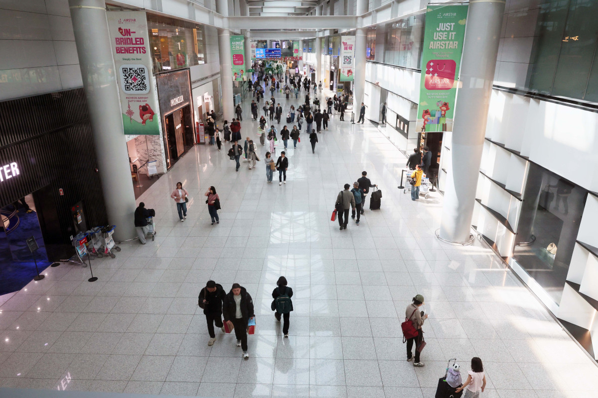 ▲미국과 이란이 8일 2주간의 일시 휴전에 전격 합의하면서 가파르게 치솟던 국제유가가 하락세로 돌아섰다. 고유가 직격탄을 맞으며 유류할증료 '역대 최고치' 경신을 눈앞에 뒀던 항공업계는 이번 휴전이 승객 부담과 비용 압박을 덜어줄 단비가 될지 예의주시하고 있다. 업계는 중동 전쟁으로 유가와 환율이 급등, 경영 위기에 처하자 정부에 항공유 부과 관세면제 등의 정책적 지원을 촉구하기도 했다. 이날 인천 중구 인천국제공항 제1여객터미널이 한산한 모습을 보이고 있다. 신태현 기자 holjjak@