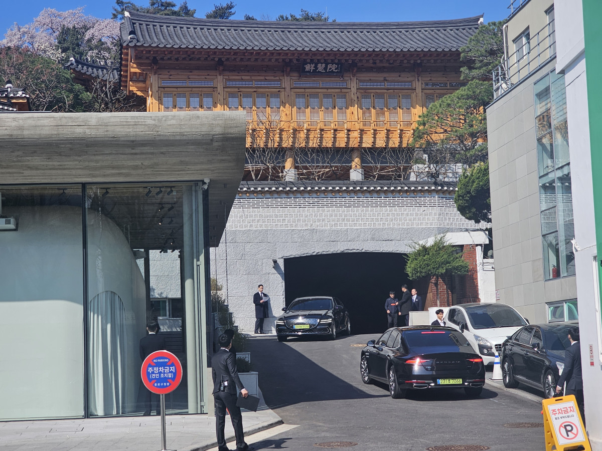 ▲8일 오전 서울 종로구 선혜원에서 열린 SK그룹 창립 73주년 '메모리얼 데이'에 SK 주요 경영진을 태운 차량이 잇따라 들어서고 있다. (연합뉴스)