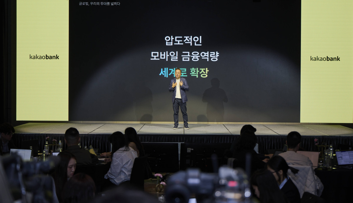 ▲: 카카오뱅크 윤호영 대표이사가 8일 서울시 영등포구에서 열린 '2026 카카오뱅크 프레스톡'에서 2026년 전략 및 방향성에 대해 발표하고 있다. (사진제공=카카오뱅크)