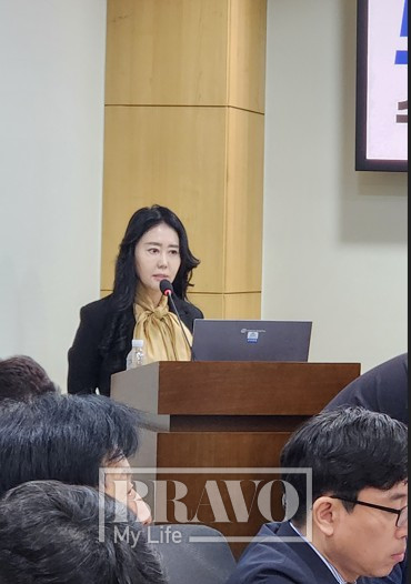 ▲영주 닐슨 성균관대학교 SKK GSB 교수(한국퇴직연금데이터 대표)가 8일 국회의원회관에서 열린 ‘퇴직연금 정책 방향 평가 및 수익률 제고를 위한 과제’ 토론회에서 발표하고 있다. 서지희 기자 jhsseo@