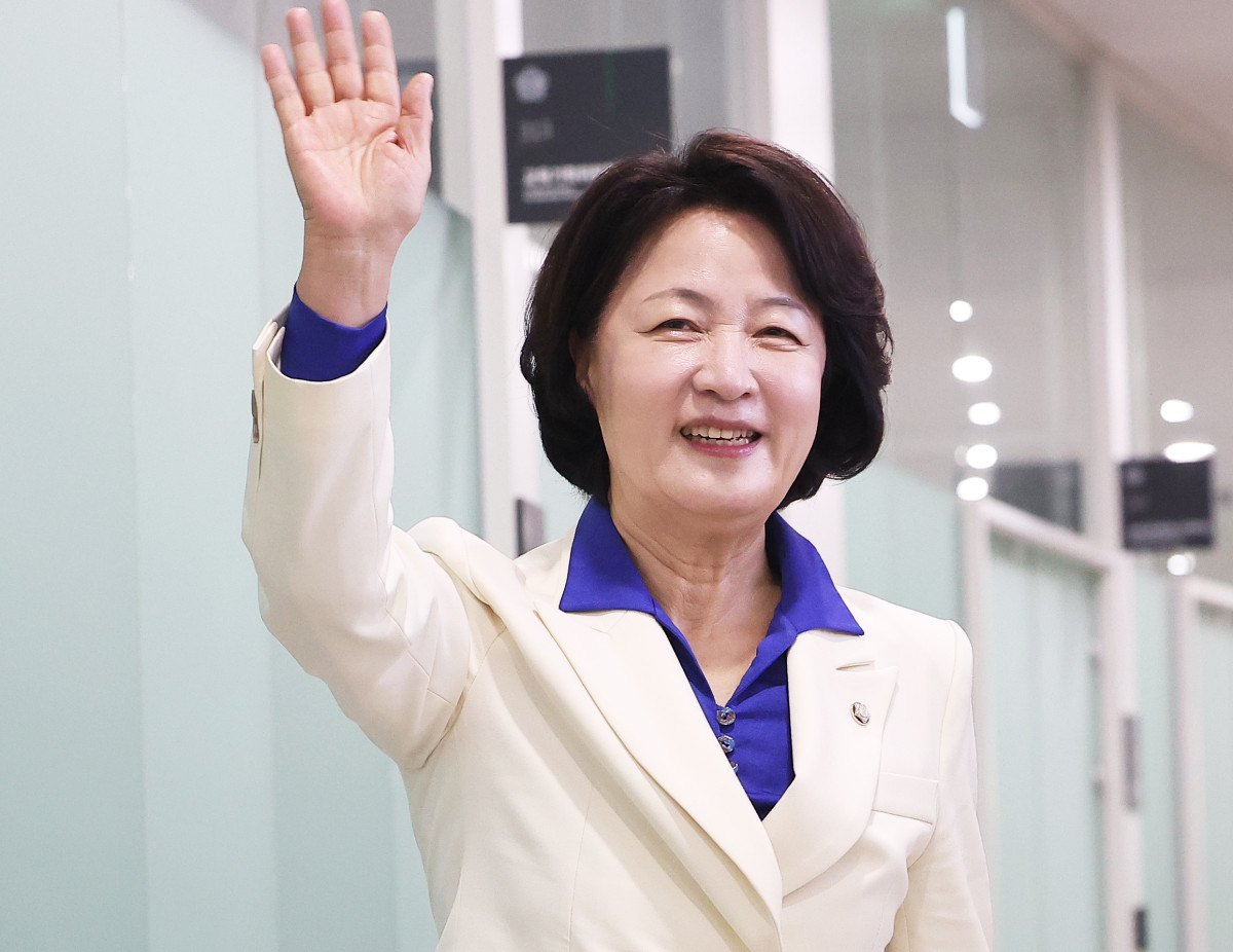 ▲더불어민주당 추미애 경기도지사 후보가 8일 경기도 수원시 경기도의회 기자회견장에 들어서고 있다. (사진=연합뉴스)