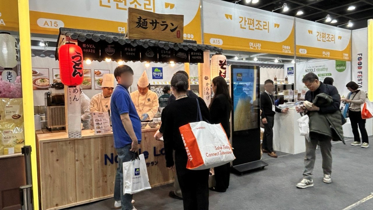 ▲8일 서울 서초구 양재동 aT센터에서 열린 '2026 웰스토리 푸드페스타'에서 방문객들이 간편조리 부스를 둘러보고 있다. (사진=연희진 기자)