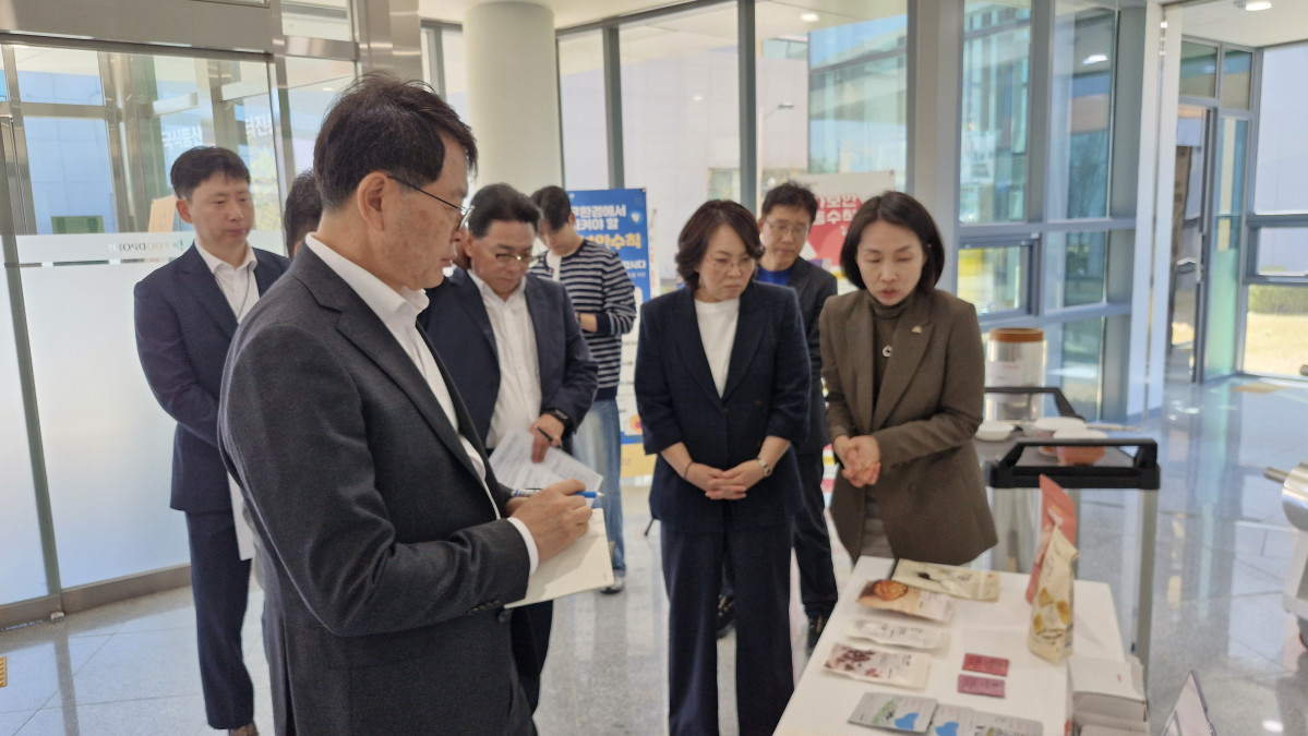 ▲김정욱 농림축산식품부 농산업혁신정책실장이 8일 전북 익산 국가식품클러스터를 찾아 기업지원시설과 입주기업 운영 상황을 점검하고 있다. (사진제공=농림축산식품부)