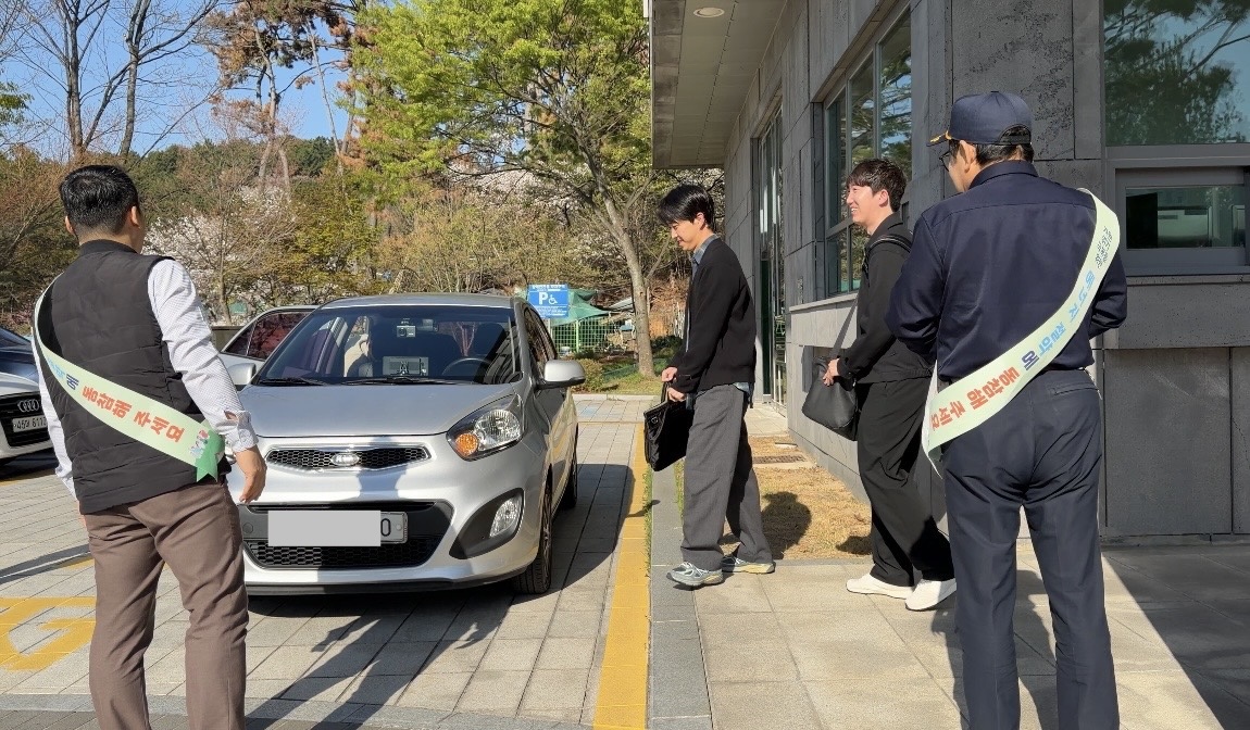 ▲한국동서발전 직원들이 동승을 위해 차량 동승 구역에서 대기하고 있다. (사진제공=한국동서발전)
