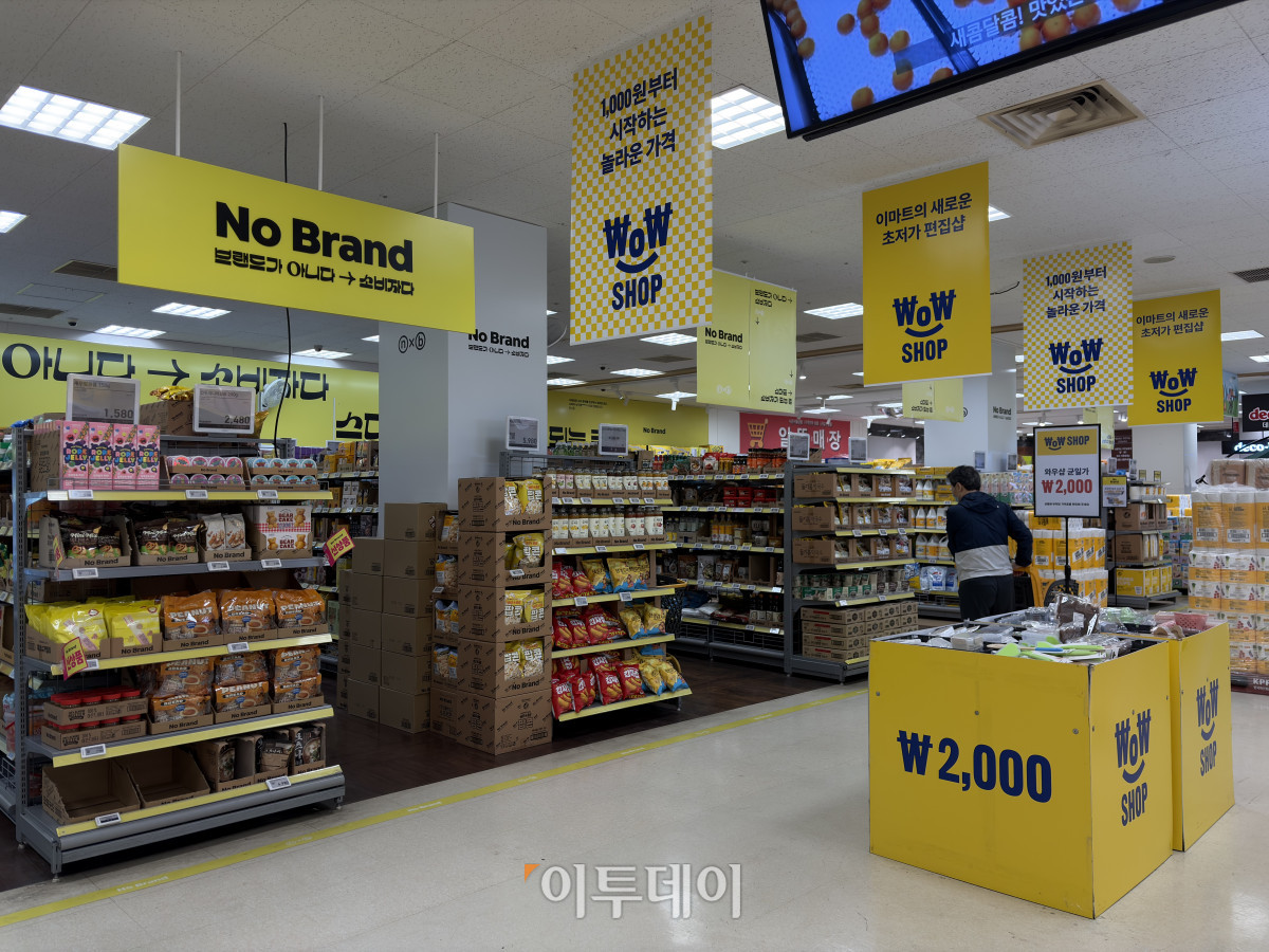 ▲고물가 속 가성비를 중시하는 소비 트렌드가 확산된 8일, 이마트 자양점의 노브랜드 코너에서 다양한 생활용품과 2000원 균일가 상품을 고르는 시민들의 모습이 확인된다. (황민주 기자 minchu@)