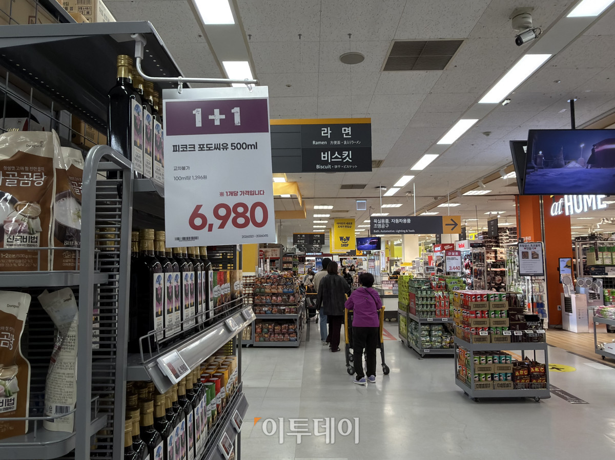 ▲고물가 여파로 PB상품 인기가 높아진 가운데 8일, 이마트 자양점에서 시민들이 다양한 식료품과 생활용품을 고르고 있다. (황민주 기자 minchu@)
