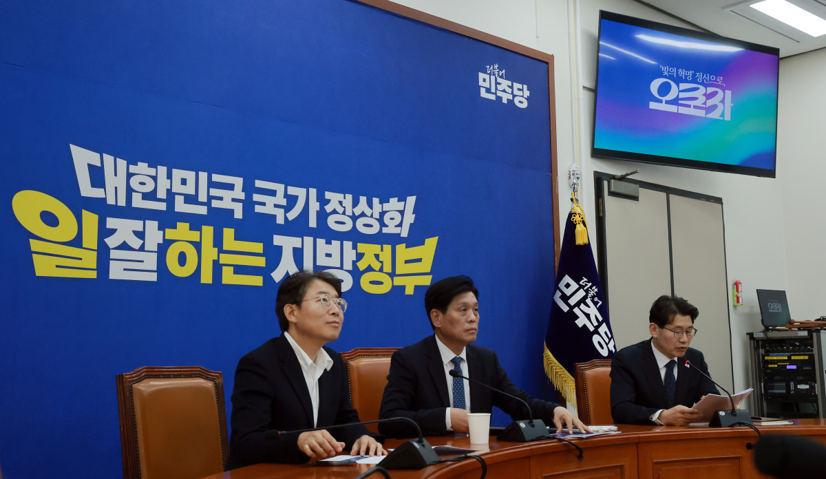 ▲더불어민주당 조승래 사무총장(가운데)과 한웅현 홍보위원장(오른쪽)이 5일 국회에서 6.3 지방선거 슬로건과 홍보캠페인을 발표하고 있다. 사진=연합뉴스