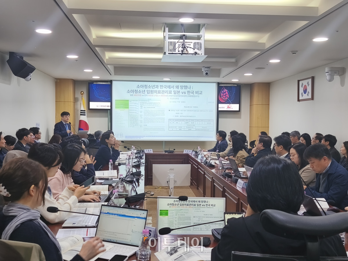 ▲한정우 연세암병원 소아혈액종양과 교수가 8일 국회의원회관에서 열린 ‘혈우병 환자의 건강권 보장 강화를 위한 건강보험제도 개선 정책 토론회’에서 발표하고 있다. (노상우 기자 nswreal@)