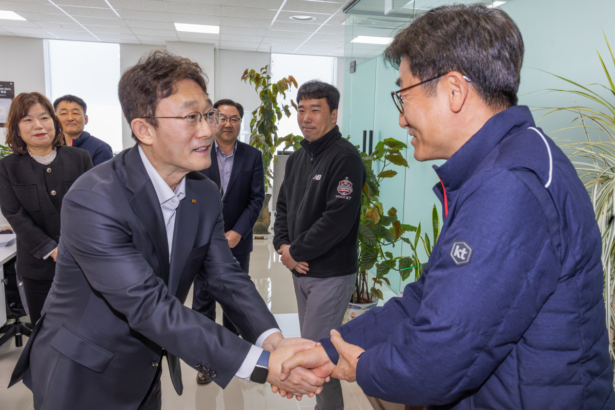 ▲KT는 박윤영 대표가 고객 및 현장 최우선 경영의 일환으로 경기도 군포시에 위치한 KT군포타워의 서부광역본부 토탈영업센터에 방문했다고 8일 밝혔다. (사진제공=KT)