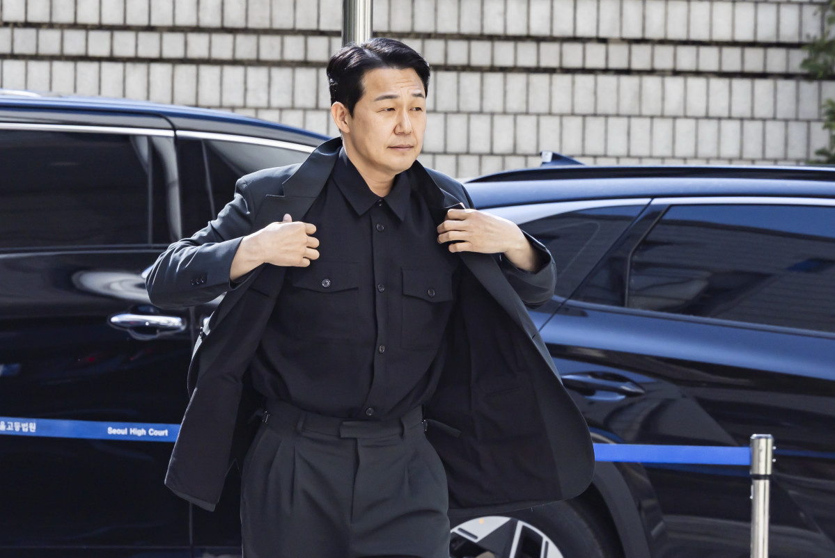 ▲배우 박성웅 씨가 임성근 전 해병대 1사단장의 국회에서의 증언·감정법 위반 등 위증 혐의 재판에 증인으로 출석하기 위해 8일 서울 서초구 서울중앙지방법원에 도착해 법정으로 향하고 있다. (연합뉴스)