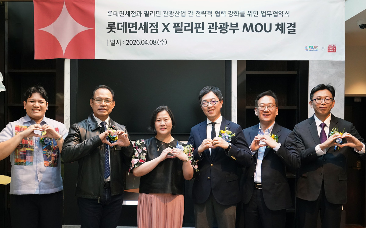 ▲롯데면세점(대표이사 김동하)이 필리핀 관광부, 세부퍼시픽항공과 전략적 업무협약(MOU)을 체결해 파트너십을 강화하고 해외여행을 떠나는 내국인을 대상으로 공동 마케팅에 나섰다고 9일 밝혔다. 사진은 얼윈 페르난데스 발라네 필리핀 관광부 한국 지사장(왼쪽 두 번째), 버나뎃 테레즈 페르난데스 주한 필리핀 대사(왼쪽 세 번째), 남궁표 롯데면세점 마케팅부문장(오른쪽 세 번째), 김원식 롯데면세점 명동본점장(오른쪽 두 번째), 강혁신 세부퍼시픽항공 한국 지사장(오른쪽 첫 번째) 등 양측 주요 관계자들이 MOU를 마치고 기념사진을 촬영하는 모습. (사진제공=롯데면세점)