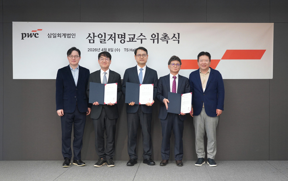 ▲(왼쪽부터) ‘한국회계학회 삼일회계법인 저명교수’ 위촉식에 참석한 김기영 한국회계학회장, 신재용 서울대 교수, 문두철 연세대 교수, 오문성 한양여대 교수, 윤훈수 삼일PwC 대표가 기념 촬영을 하고 있다. (삼일PwC)