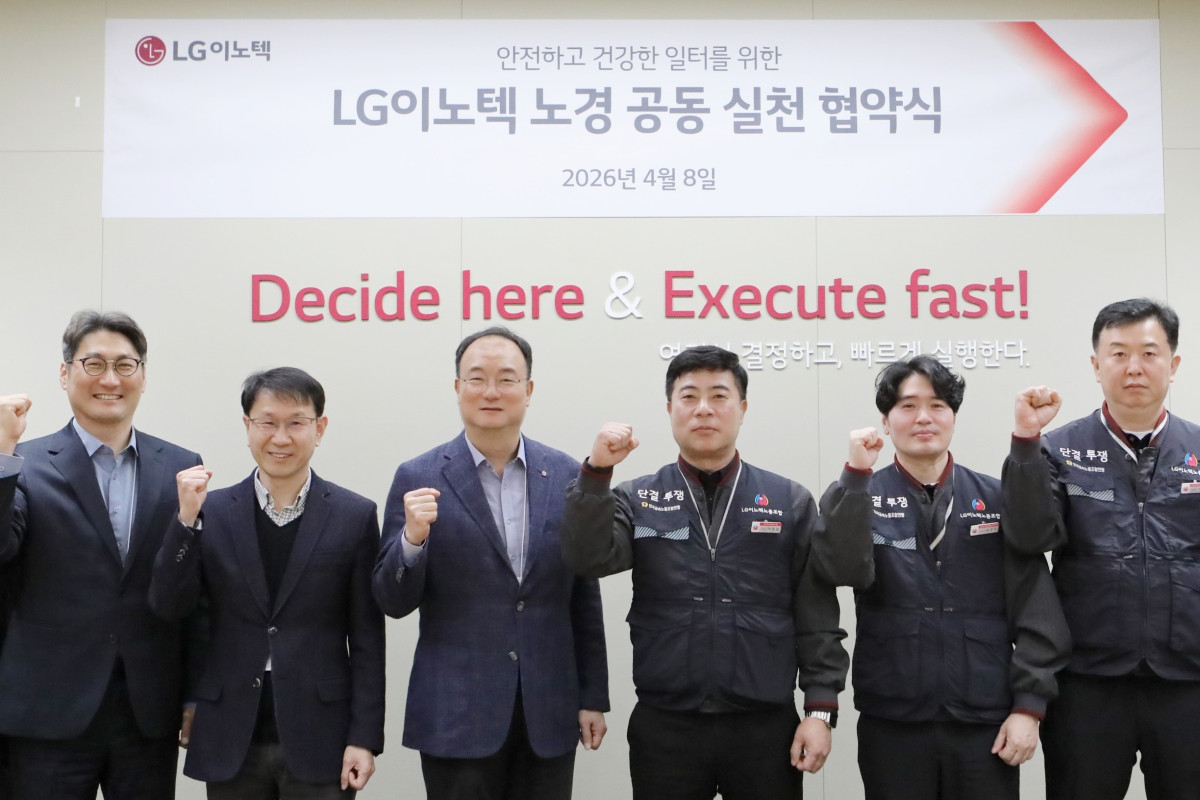 ▲8일 서울 강서구 LG이노텍 본사/마곡 R&D캠퍼스에서 열린 ‘노경 공동 실천 협약식’ 직후, 문혁수 사장(왼쪽)과 이중일 노조위원장이 기념촬영을 하고 있다. (사진제공-LG이노텍)