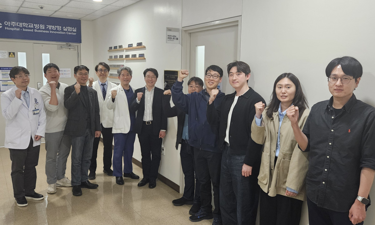 ▲아주대 콰트로 정밀의약연구원과 LG AI 연구원 관계자들이 기념촬영을 하고 있다. (사진제공=아주대병원)