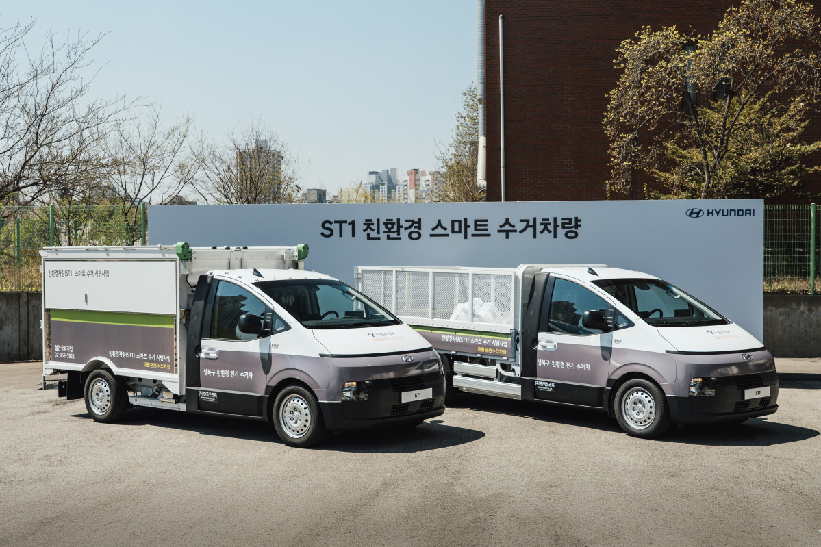 ▲ST1 친환경 스마트 수거차량 덤핑형(왼쪽), 무빙플로어형(오른쪽)의 모습 (사진=현대차)