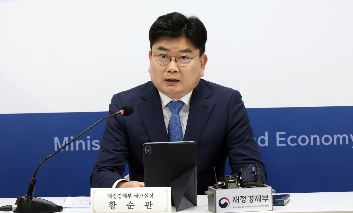 ▲황순관 재정경제부 국고실장이 6일 세종시 정부세종청사에서 2025 회계연도 국가결산 결과를 발표하고 있다. (뉴시스)