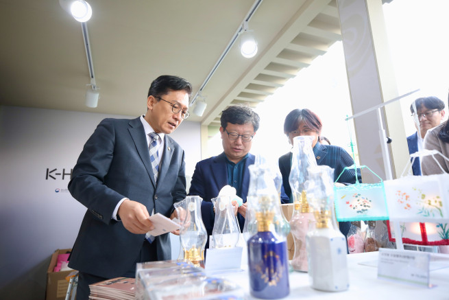 ▲이병권 중소벤처기업부 제2차관이 8일 서울 종로구 '4월 동행축제 광화문 특별판매전'을 방문해 소상공인 부스를 둘러보고있다. (사진출처=중소벤처기업부)