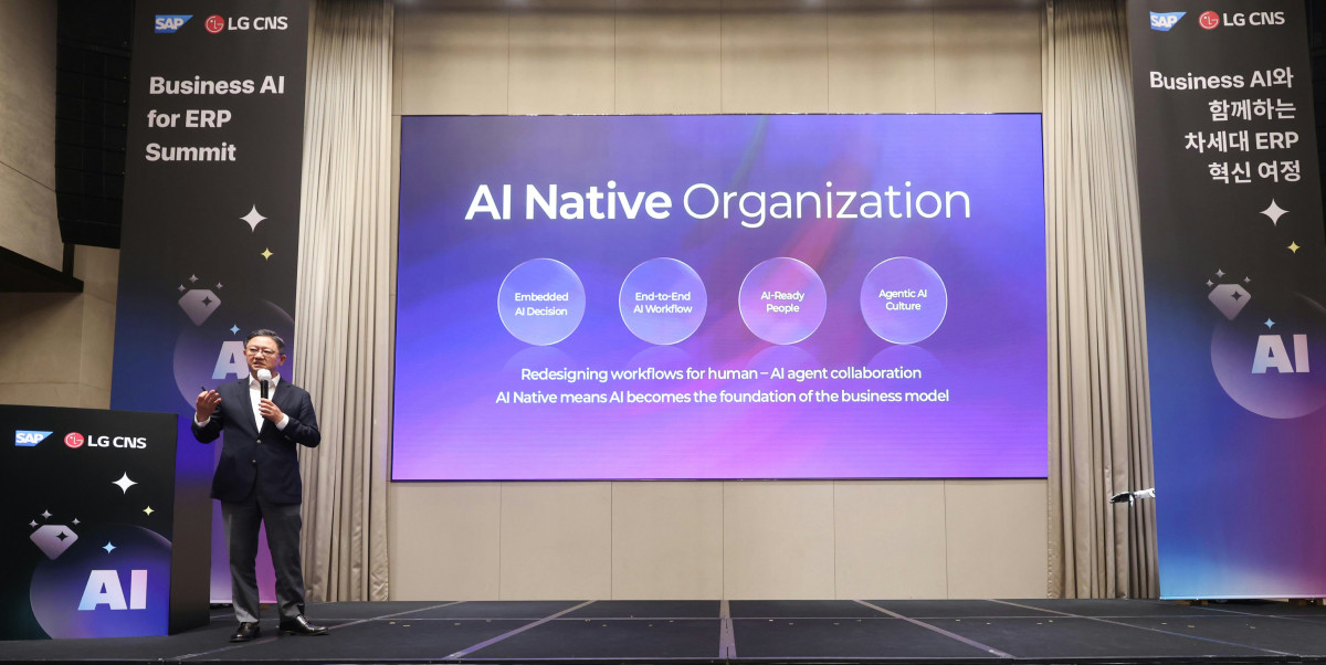 ▲LG CNS와 SAP가 공동 주최한 'Business AI for ERP Summit'에서 LG CNS 엔터프라이즈솔루션사업부장 내한신 전무가 발표하는 모습. (사진제공=LG CNS)