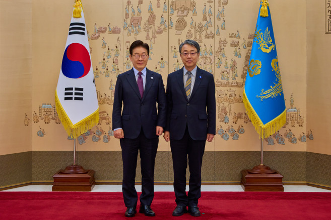 ▲이재명 대통령이 9일 청와대에서 김성식 국민경제자문회의 부의장에게 위촉장 수여 후 기념촬영을 하고 있다. (연합뉴스)