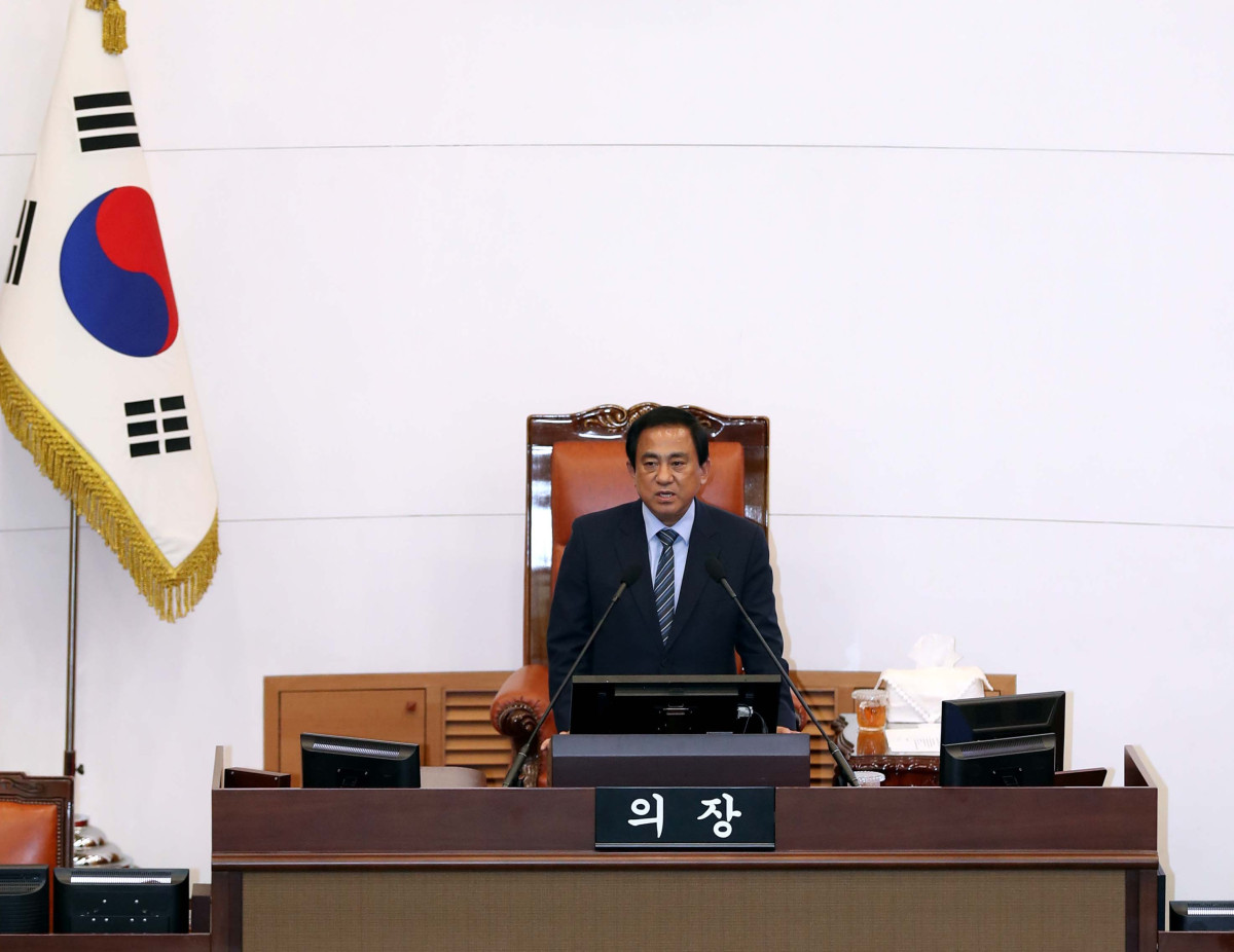 ▲양준욱 서울시의회 의장이 2018년 6월 18일 오후 서울 중구 서울시의회에서 열린 제281회 정례회 개회식에서 개회사를 하고 있다. (사진=뉴시스)