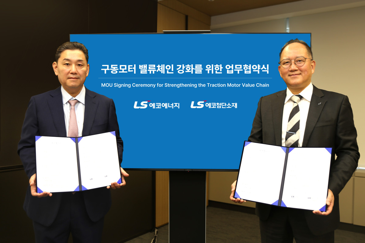 ▲LS에코에너지 이상호 대표(왼쪽)와 LS에코첨단소재(오른쪽) 홍영호 대표가 ‘구동모터 밸류체인 강화를 위한 업무협약(MOU)’ 체결 후 기념촬영을 하고 있다. (사진제공=LS)