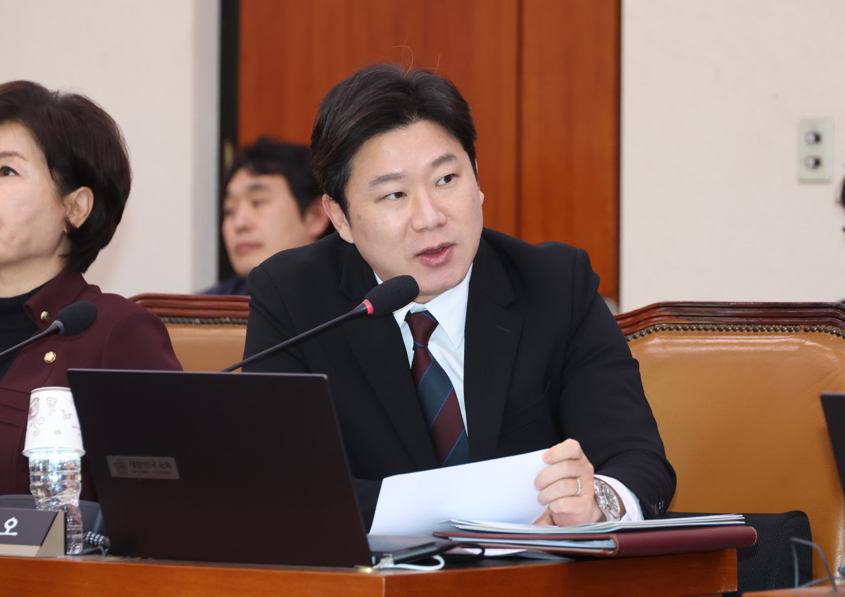 ▲진종오 국민의힘 의원이 지난해 10월 27일 서울 여의도 국회에서 열린 문화체육관광위원회의 대한체육회 등 국정감사에서 유승민 대한체육회장에게 질의하고 있다. 사진=뉴시스