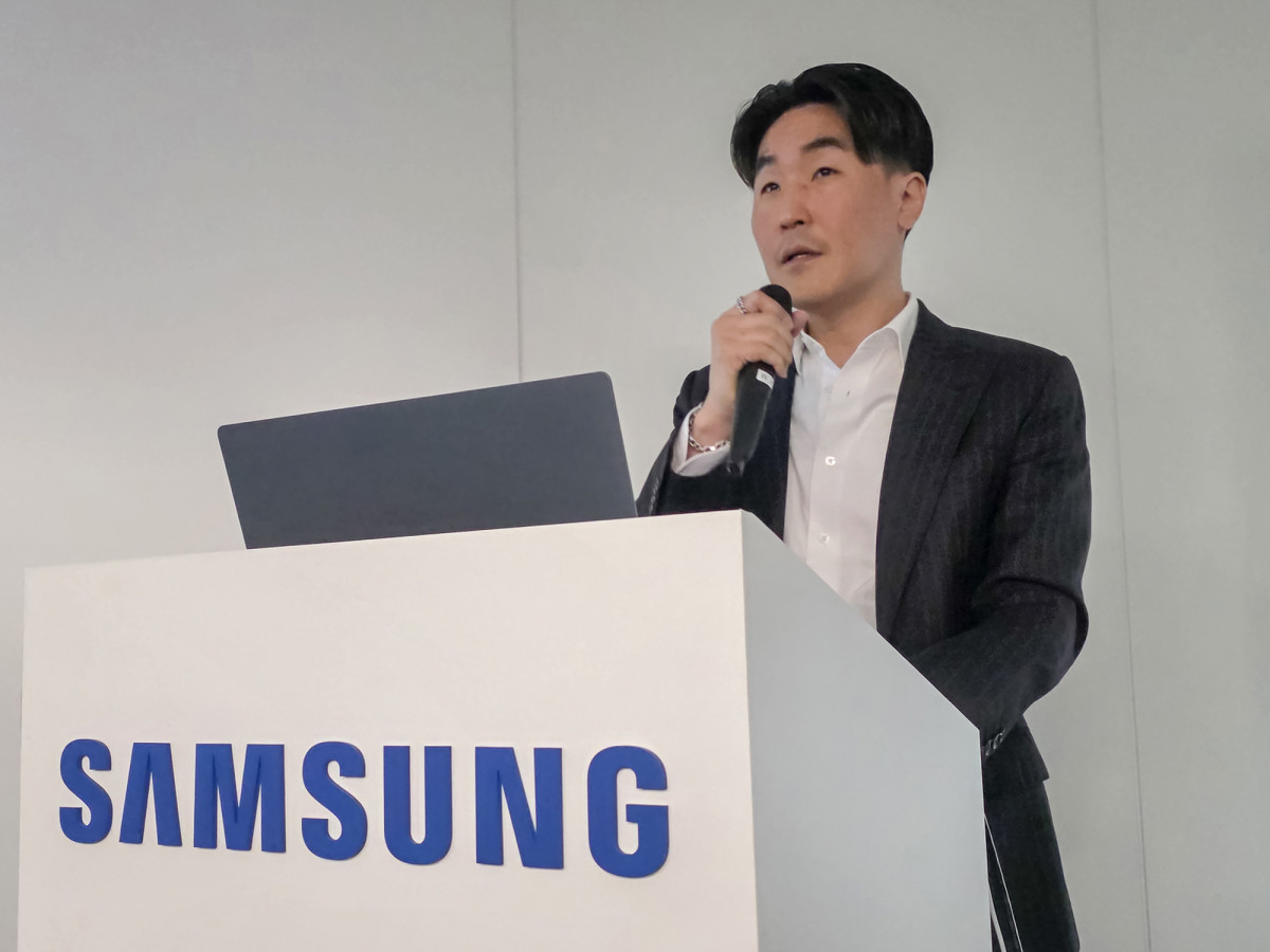 ▲삼성전자 MX사업부 디자인팀장 이일환 부사장이 갤럭시의 새로운 디자인 방향으로 '모던한 조형에 감성을 담은 디자인'을 소개하고 있다. (사진제공=삼성전자)