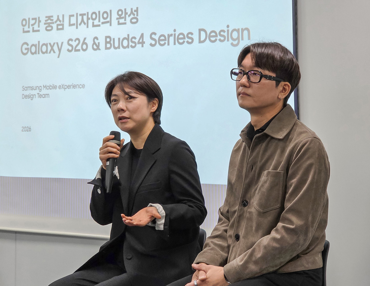 ▲삼성전자 디자인팀 이지영 상무와 송준용 그룹장이 질문에 답을 하는 모습 (사진제공=삼성전자)