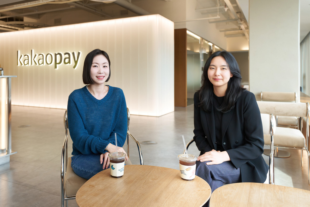 ▲송수지(사진 왼쪽) 카카오페이 CR팀 팀장과 최유진 CR팀 매니저. (사진제공=카카오페이)