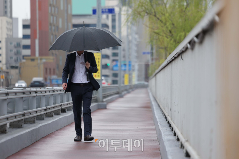 ▲봄비가 내리는 9일 오전 서울 여의도 여의서로에서 시민들이 우산을 쓰고 걸어가고 있다. 이날 내린 비는 10일 오후부터 대부분 그치며 이후에는 다시 맑은 하늘이 이어질 전망이다. 김예연 인턴기자 kimye@
