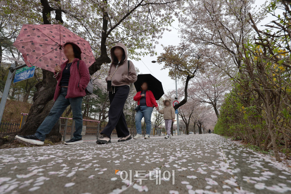 ▲봄비가 내리는 9일 오전 서울 여의도 여의서로에서 시민들이 우산을 쓰고 걸어가고 있다. 이날 내린 비는 10일 오후부터 대부분 그치며 이후에는 다시 맑은 하늘이 이어질 전망이다. 김예연 인턴기자 kimye@