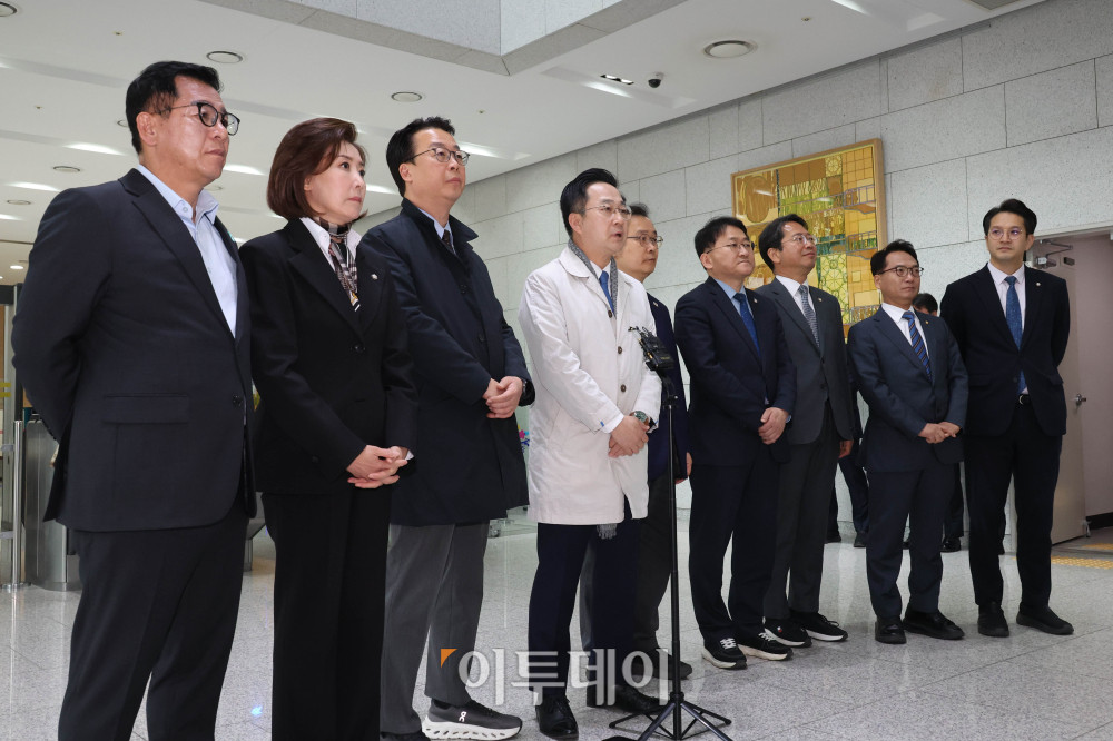 ▲국회 '윤석열 정권 정치검찰 조작기소 의혹 사건 진상규명 국정조사특별위원회'가 '연어 술 파티', '진술 회유 의혹' 검증을 위해 9일 경기 수원지검을 현장 방문한 가운데 박성준 더불어민주당 간사를 비롯한 여야 의원들이 브리핑을 하고 있다. 고이란 기자 photoeran@
