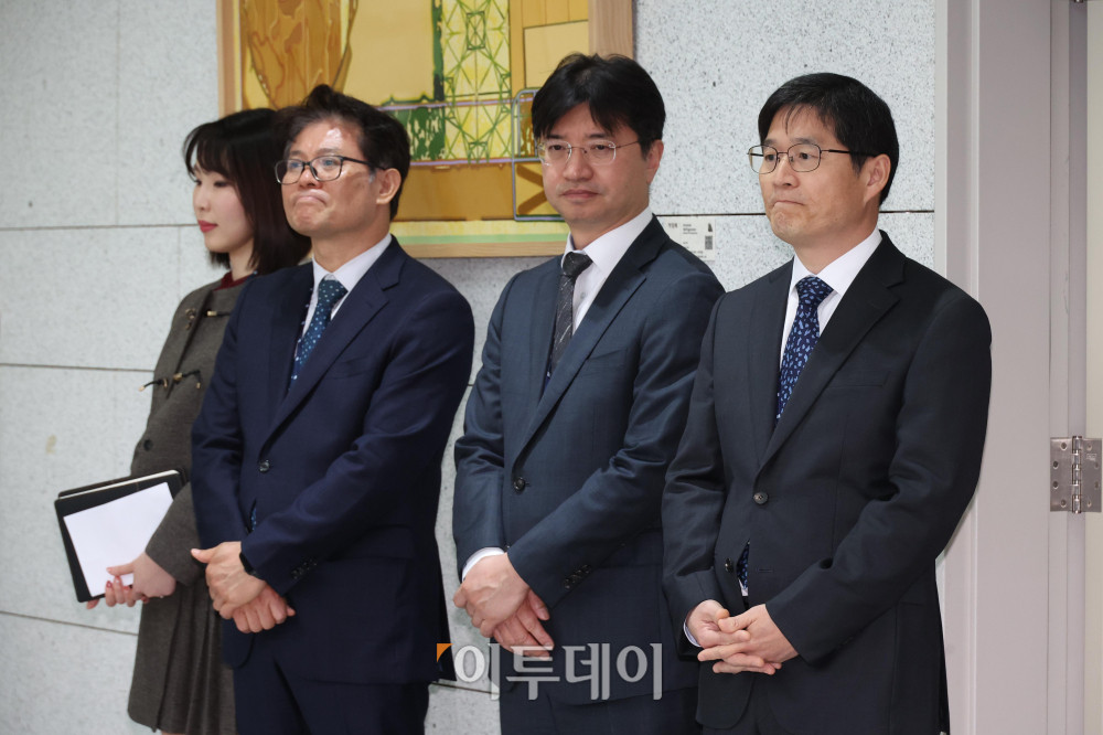 ▲국회 '윤석열 정권 정치검찰 조작기소 의혹 사건 진상규명 국정조사특별위원회'가 '연어 술 파티', '진술 회유 의혹' 검증을 위해 9일 경기 수원지검을 현장 방문한 가운데 김봉현 수원지검장이 여야 의원들의 브리핑을 듣고 있다. 고이란 기자 photoeran@
