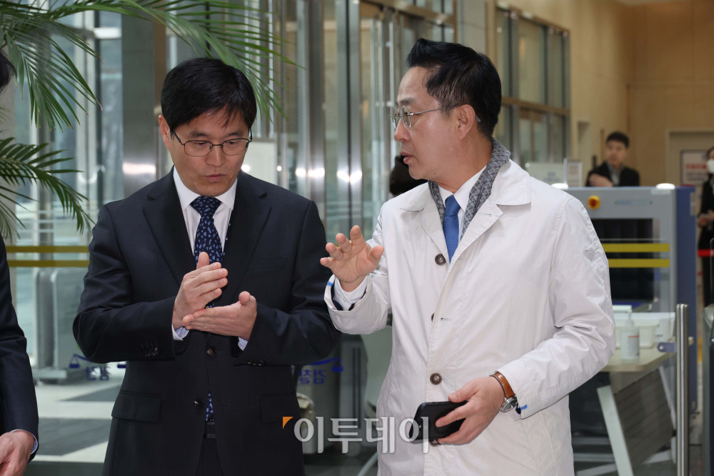 ▲국회 '윤석열 정권 정치검찰 조작기소 의혹 사건 진상규명 국정조사특별위원회'가 '연어 술 파티', '진술 회유 의혹' 검증을 위해 9일 경기 수원지검을 현장 방문한 가운데 박성준(오른쪽) 더불어민주당 간사와 김봉현 수원지검장이 대화하고 있다. 고이란 기자 photoeran@