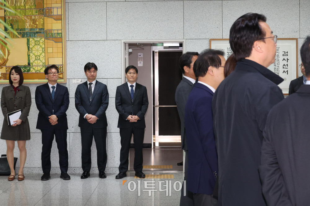 ▲국회 '윤석열 정권 정치검찰 조작기소 의혹 사건 진상규명 국정조사특별위원회'가 '연어 술 파티', '진술 회유 의혹' 검증을 위해 9일 경기 수원지검을 현장 방문한 가운데 김봉현 수원지검장이 여야 의원들의 브리핑을 듣고 있다. 고이란 기자 photoeran@