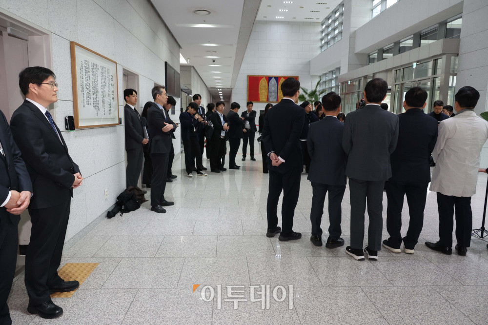 ▲국회 '윤석열 정권 정치검찰 조작기소 의혹 사건 진상규명 국정조사특별위원회'가 '연어 술 파티', '진술 회유 의혹' 검증을 위해 9일 경기 수원지검을 현장 방문한 가운데 김봉현 수원지검장이 여야 의원들의 브리핑을 듣고 있다. 고이란 기자 photoeran@