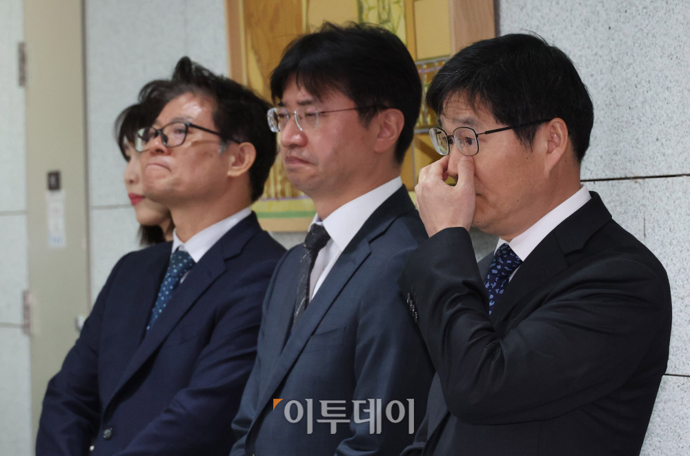 ▲국회 '윤석열 정권 정치검찰 조작기소 의혹 사건 진상규명 국정조사특별위원회'가 '연어 술 파티', '진술 회유 의혹' 검증을 위해 9일 경기 수원지검을 현장 방문한 가운데 김봉현 수원지검장이 여야 의원들의 브리핑을 듣고 있다. 고이란 기자 photoeran@
