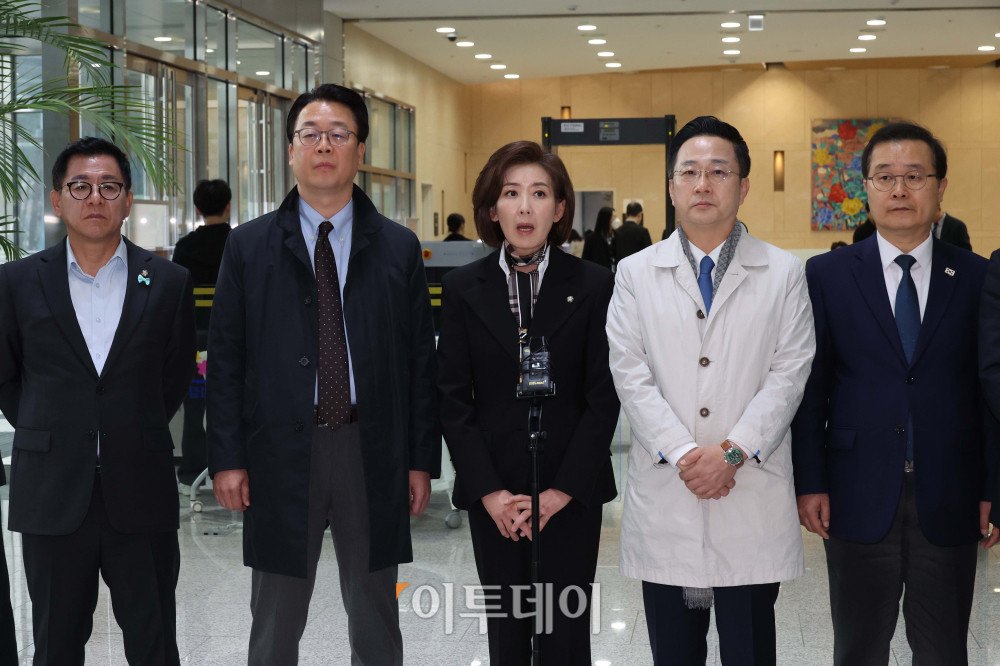 ▲국회 '윤석열 정권 정치검찰 조작기소 의혹 사건 진상규명 국정조사특별위원회'가 '연어 술 파티', '진술 회유 의혹' 검증을 위해 9일 경기 수원지검을 현장 방문한 가운데 나경원 국민의힘 의원을 비롯한 여야 의원들이 브리핑을 하고 있다. 고이란 기자 photoeran@