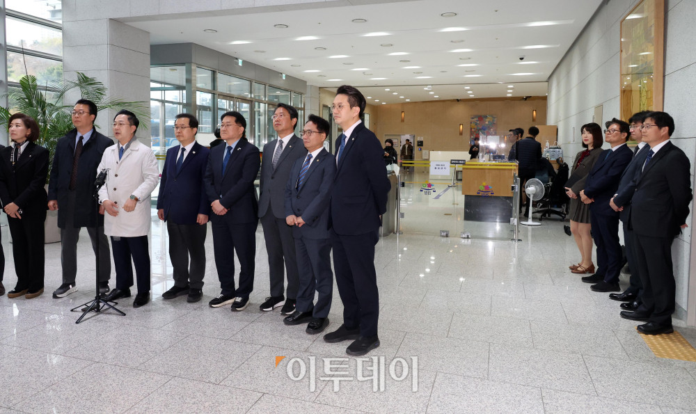 ▲국회 '윤석열 정권 정치검찰 조작기소 의혹 사건 진상규명 국정조사특별위원회'가 '연어 술 파티', '진술 회유 의혹' 검증을 위해 9일 경기 수원지검을 현장 방문한 가운데 박성준 더불어민주당 간사를 비롯한 여야 의원들이 브리핑을 하고 있다. 오른쪽은 김봉현 수원지검장. 고이란 기자 photoeran@