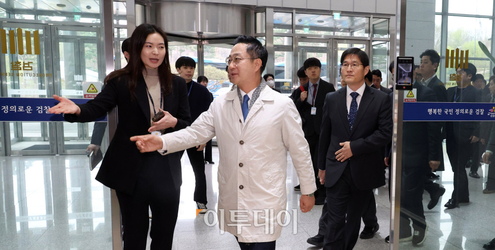 ▲국회 '윤석열 정권 정치검찰 조작기소 의혹 사건 진상규명 국정조사특별위원회'가 '연어 술 파티', '진술 회유 의혹' 검증을 위해 9일 경기 수원지검을 현장 방문한 가운데 박성준 더불어민주당 간사를 비롯한 여야 의원들과 김봉현 수원지검장이 현장으로 향하고 있다. 고이란 기자 photoeran@