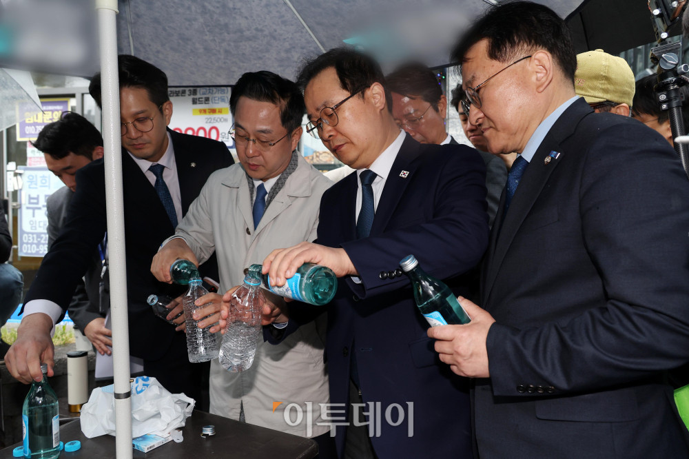▲국회 '윤석열 정권 정치검찰 조작기소 의혹 사건 진상규명 국정조사특별위원회'가 '연어 술 파티', '진술 회유 의혹' 검증을 위해 9일 경기 수원지검을 현장 방문한 가운데 인근 편의점에서 박성준 더불어민주당 간사를 비롯한 의원들이 '당시 쌍방울 직원이 소주를 사서 생수병에 넣었다'는 주장과 함께 현장 재연을 하고 있다. 고이란 기자 photoeran@