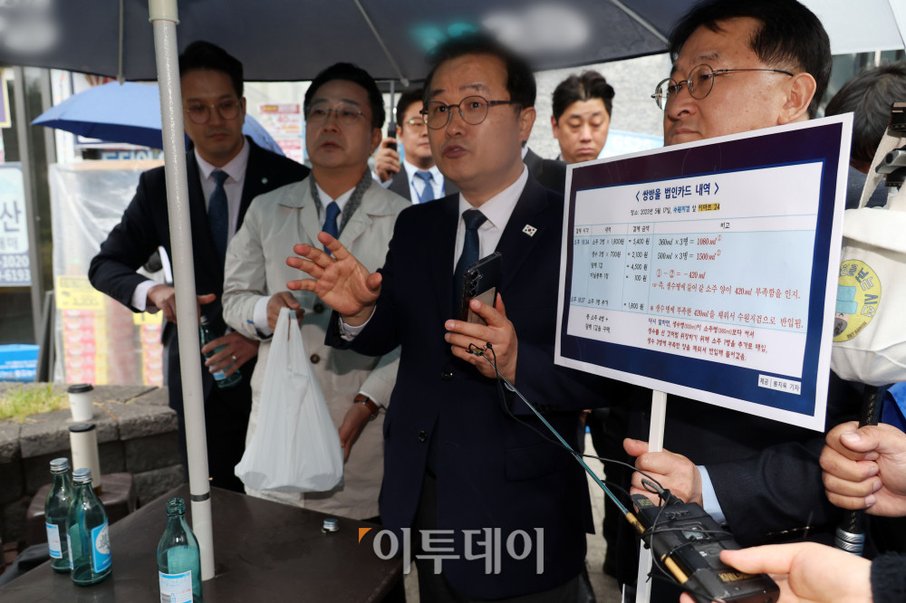 ▲국회 '윤석열 정권 정치검찰 조작기소 의혹 사건 진상규명 국정조사특별위원회'가 '연어 술 파티', '진술 회유 의혹' 검증을 위해 9일 경기 수원지검을 현장 방문한 가운데 인근 편의점에서 박성준 더불어민주당 간사를 비롯한 의원들이 '당시 쌍방울 직원이 소주를 사서 생수병에 넣었다'는 주장과 함께 현장 재연을 하고 있다. 고이란 기자 photoeran@