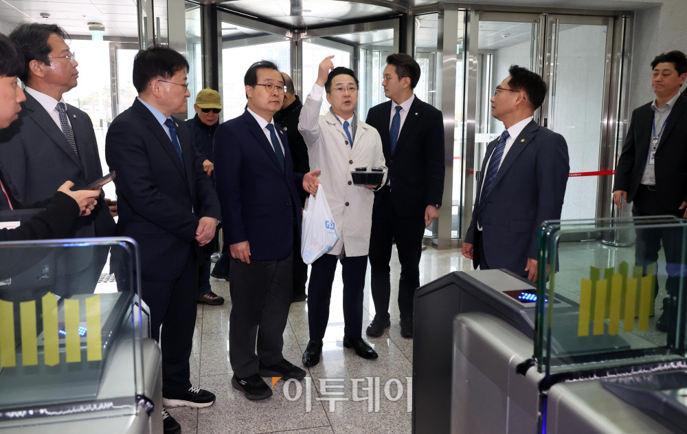 ▲국회 '윤석열 정권 정치검찰 조작기소 의혹 사건 진상규명 국정조사특별위원회'가 '연어 술 파티', '진술 회유 의혹' 검증을 위해 9일 경기 수원지검을 현장 방문한 가운데 박성준 더불어민주당 간사를 비롯한 의원들이 연어회 덮밥과 편의점에서 산 소주를 들고 취재진을 향해 발언을 하고 있다. 고이란 기자 photoeran@