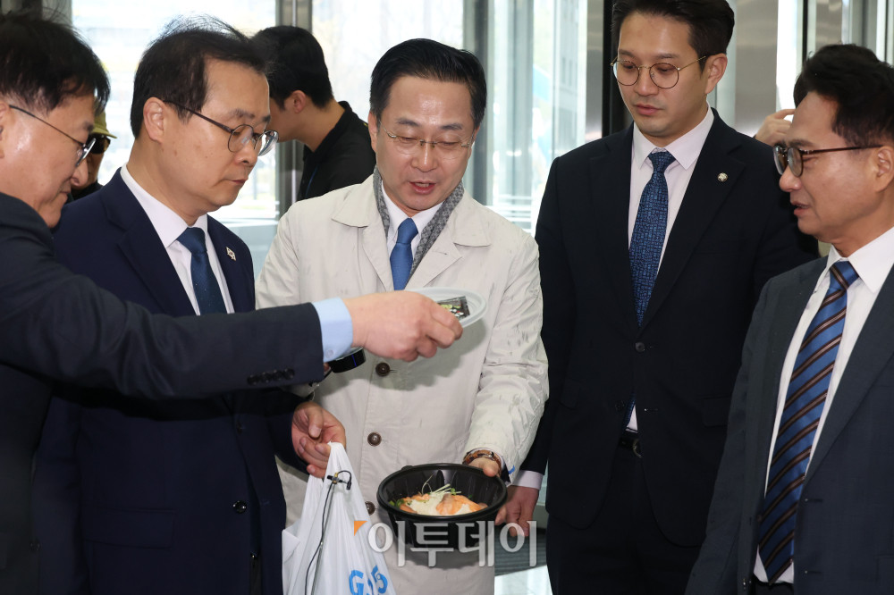 ▲국회 '윤석열 정권 정치검찰 조작기소 의혹 사건 진상규명 국정조사특별위원회'가 '연어 술 파티', '진술 회유 의혹' 검증을 위해 9일 경기 수원지검을 현장 방문한 가운데 박성준 더불어민주당 간사를 비롯한 의원들이 연어회 덮밥을 받아 취재진을 향해 보여주고 있다. 고이란 기자 photoeran@