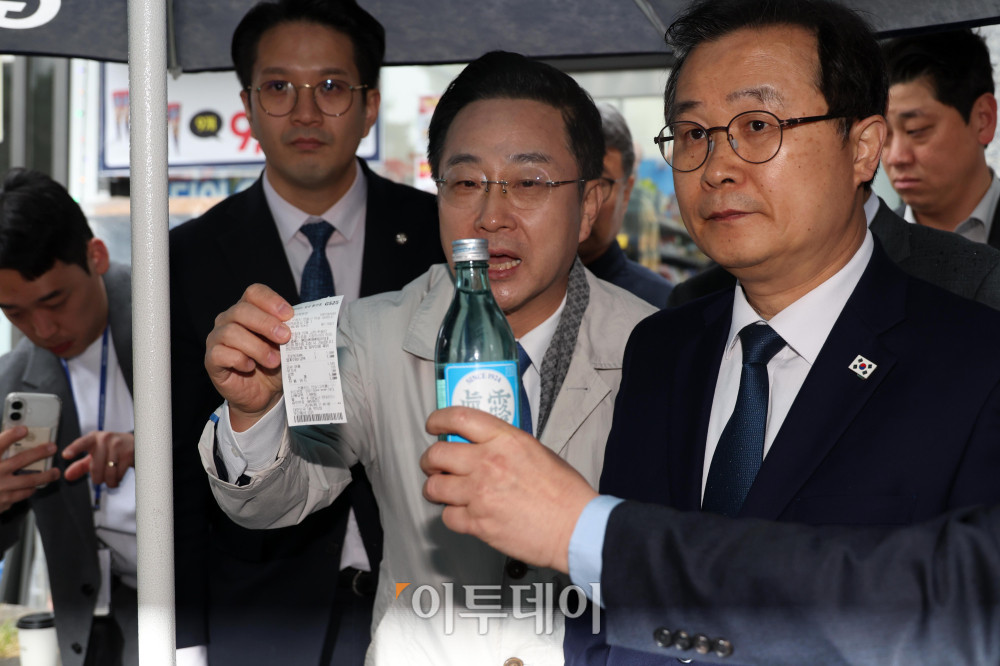 ▲국회 '윤석열 정권 정치검찰 조작기소 의혹 사건 진상규명 국정조사특별위원회'가 '연어 술 파티', '진술 회유 의혹' 검증을 위해 9일 경기 수원지검을 현장 방문한 가운데 인근 편의점에서 박성준 더불어민주당 간사를 비롯한 의원들이 '당시 쌍방울 직원이 소주를 사서 생수병에 넣었다'는 주장과 함께 현장 재연을 하고 있다. 고이란 기자 photoeran@